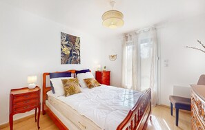 4 bedrooms, travel cot, free WiFi, bed sheets - 4 bedroom amazing home in Sanilhac (Sanilhac)