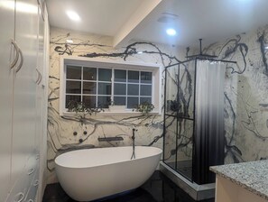 Hair dryer, towels, soap, toilet paper - A cozy and comfy home! (Macon)