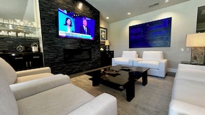 Smart TV, caminetto, stampante