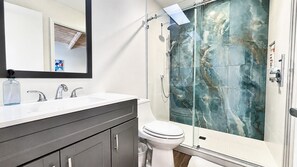 Douche, sèche-cheveux, serviettes fournies