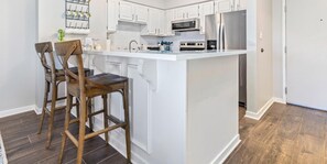 Refrigerador, microondas, horno, placa de cocina