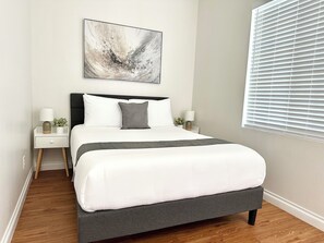 5 bedrooms, iron/ironing board, free WiFi, bed sheets - Disneyland Getaway Tri-level Gated Townhome (Fullerton)
