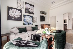 Smart TV, fireplace, ping pong, books - The Grand Oasis – Resort-Style Retreat w/ Sauna, Cold Plunge, Mini Golf & Volleyball (Goodyear)