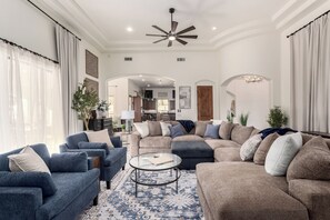 Smart-TV, Kamin, Tischtennisplatte, Bücher