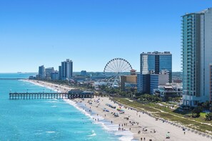 Plage, chaises longues, serviettes de plage