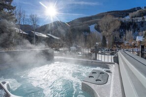 Outdoor spa tub - Experience mountain views in this spacious 3-bedroom Telluride Lodge #423 (Telluride)