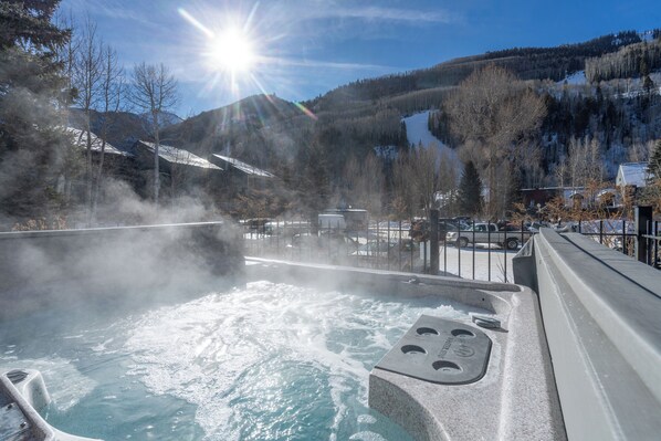 Outdoor spa tub - Experience mountain views in this spacious 3-bedroom Telluride Lodge #423 (Telluride)