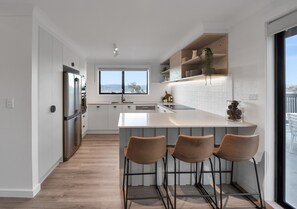 Frigorífico, microondas, horno y placa de cocina