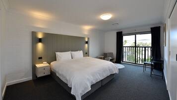 3 bedrooms, desk, iron/ironing board, WiFi