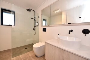 Shower, hair dryer, towels, soap - Spacious Alpine Escape with mountain & lake views (Jindabyne)