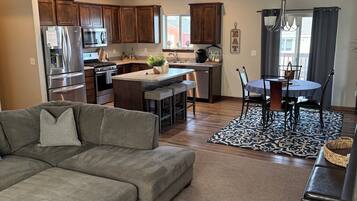 Smart-TV, Kamin, Bücher