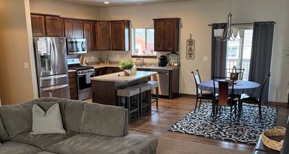 4BR Family and Pet Friendly Home. SE Sioux Falls
