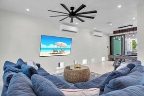 Téléviseur connecté, jeux vidéo, table de ping-pong, chaßne audio