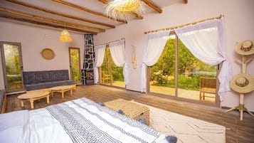 Ropa de cama de alta calidad y caja de seguridad en la habitación