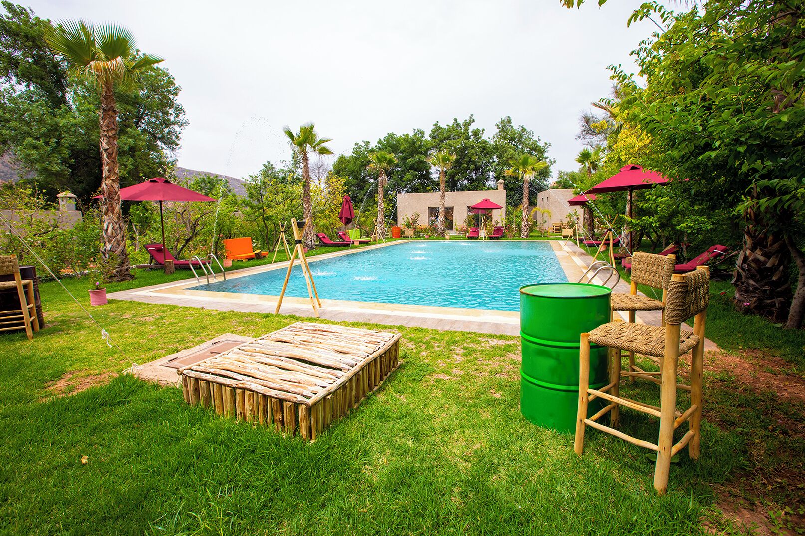 حمّام سباحة خارجي، مظلات على حمّام السباحة، مقاعد للتشمس