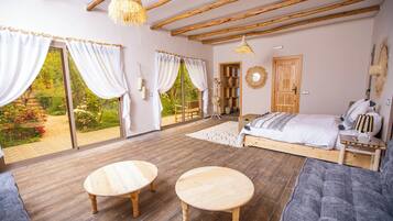 Kahden hengen perhehuone, parveke, näköala uima-altaalle | Ylelliset vuodevaatteet, tallelokero huoneessa