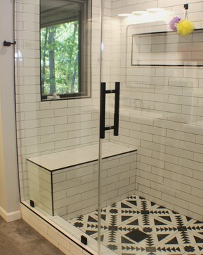Hair dryer, towels - Chic Home in the Peaceful Woods (Hot Springs Village)