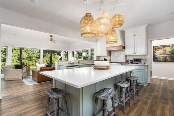 冰箱、微波炉、烤箱、炉灶