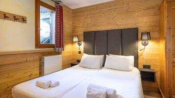 2 bedrooms, iron/ironing board, travel crib, free WiFi