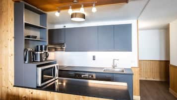 冰箱、微波炉、烤箱、炉灶