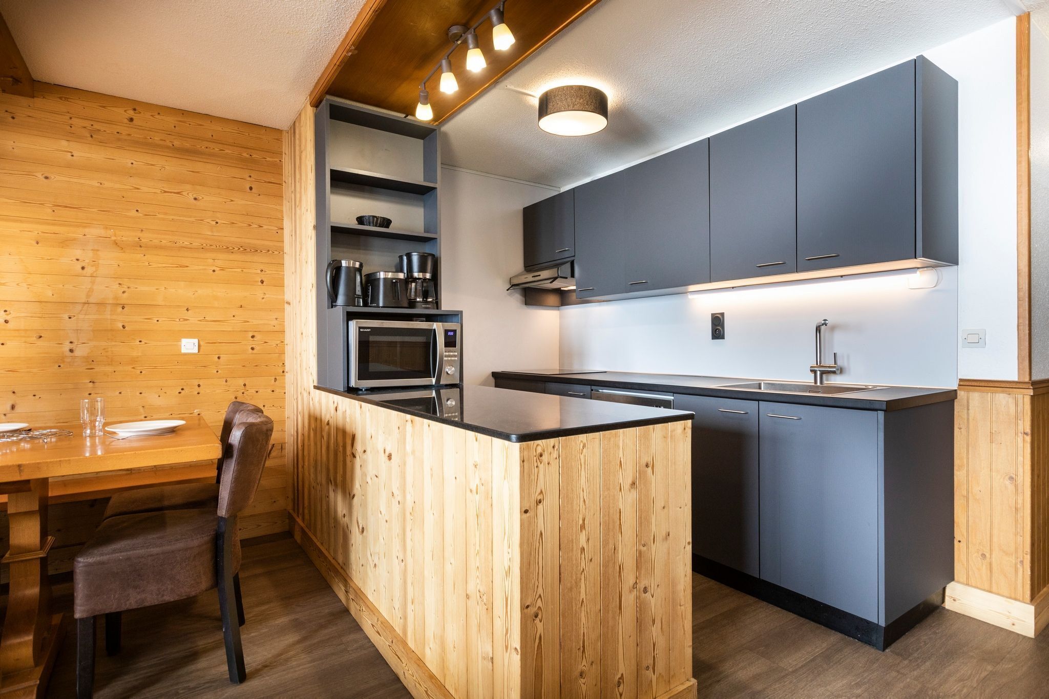 Réfrigérateur, micro-ondes, four, plaque de cuisson