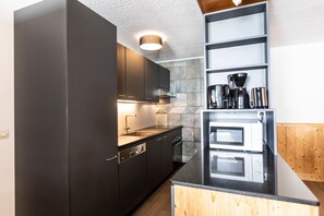 Een koelkast, een magnetron, een oven, een kookplaat