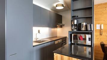 冰箱、微波炉、烤箱、炉灶