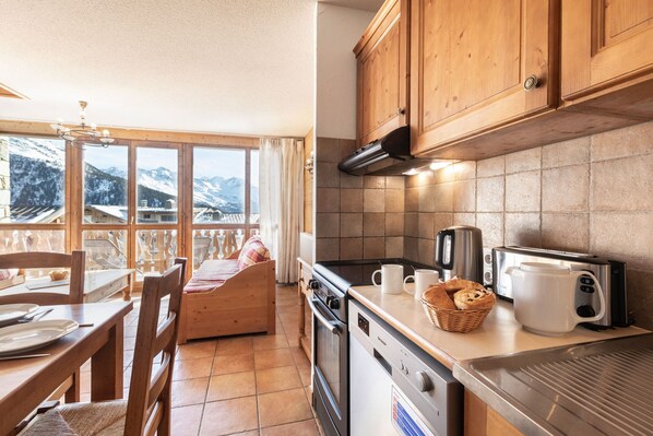 冷蔵庫、電子レンジ、オーブン、コンロ