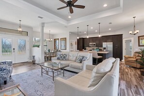 Smart TV, books - Deep Creek 3 Bedroom Private Pool and Spa Home (Punta Gorda)