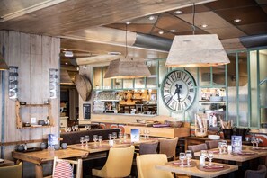 Dining - Ski aux pieds ! T8 pour 16 | Piscine et sauna (Belle Plagne)