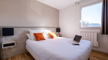1 habitación, tabla de planchar con plancha y cuna de viaje
