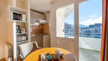 Réfrigérateur, micro-ondes, plaque de cuisson, grille-pain