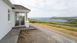 Una casa costera con vistas al mar.