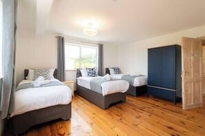 4 bedrooms, WiFi - Sea For Miles (Kinard West)