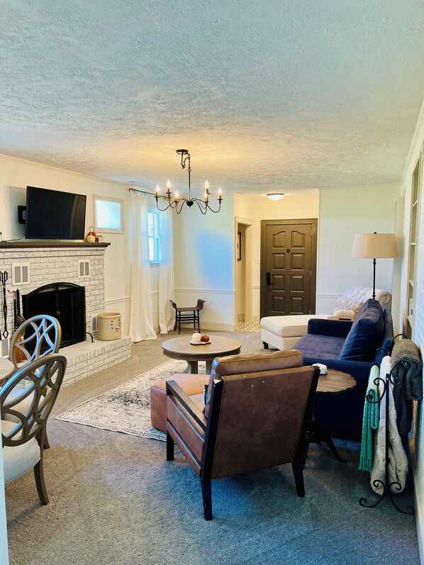 TV - Charming 2-bedroom guesthouse in Connelly Springs (Connelly Springs)