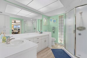 Douche, séchoir à cheveux, serviettes fournies