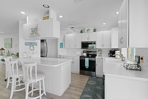 冷蔵庫、電子レンジ、オーブン、コンロ