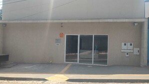 A building with a large glass door and a small sign on the wall. - Hotel VZ GYN (Goiânia)