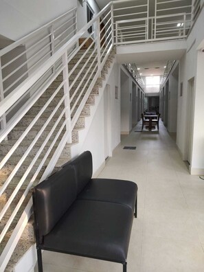 Kaiteet käytävillä