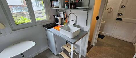 Frigorífic, microones, cafetera i tetera i trona