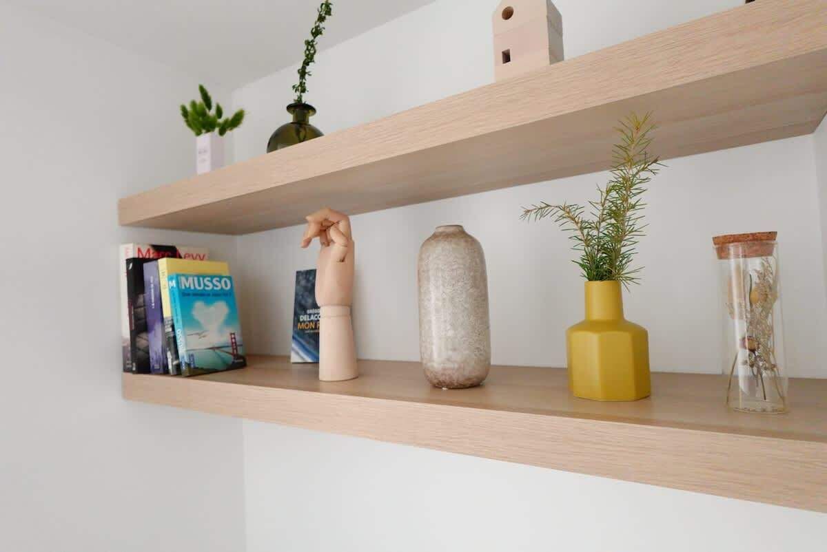 Ein Regal mit Büchern, einer Vase und Dekoration.