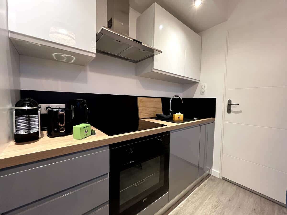 冷蔵庫、電子レンジ、オーブン、コンロ