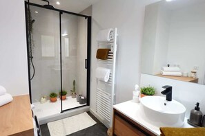 Shower, hair dryer - Le Charme Parisien, wifi, parking gratuit, 4 pers (Sallaumines)