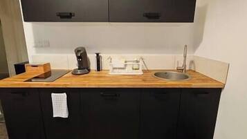 Kjøleskap, mikrobølgeovn, kaffetrakter/tekoker og høy barnestol