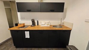 Mikroaaltouuni, kahvin-/teenkeitin, keittoastiat/astiat/ruokailuvälineet