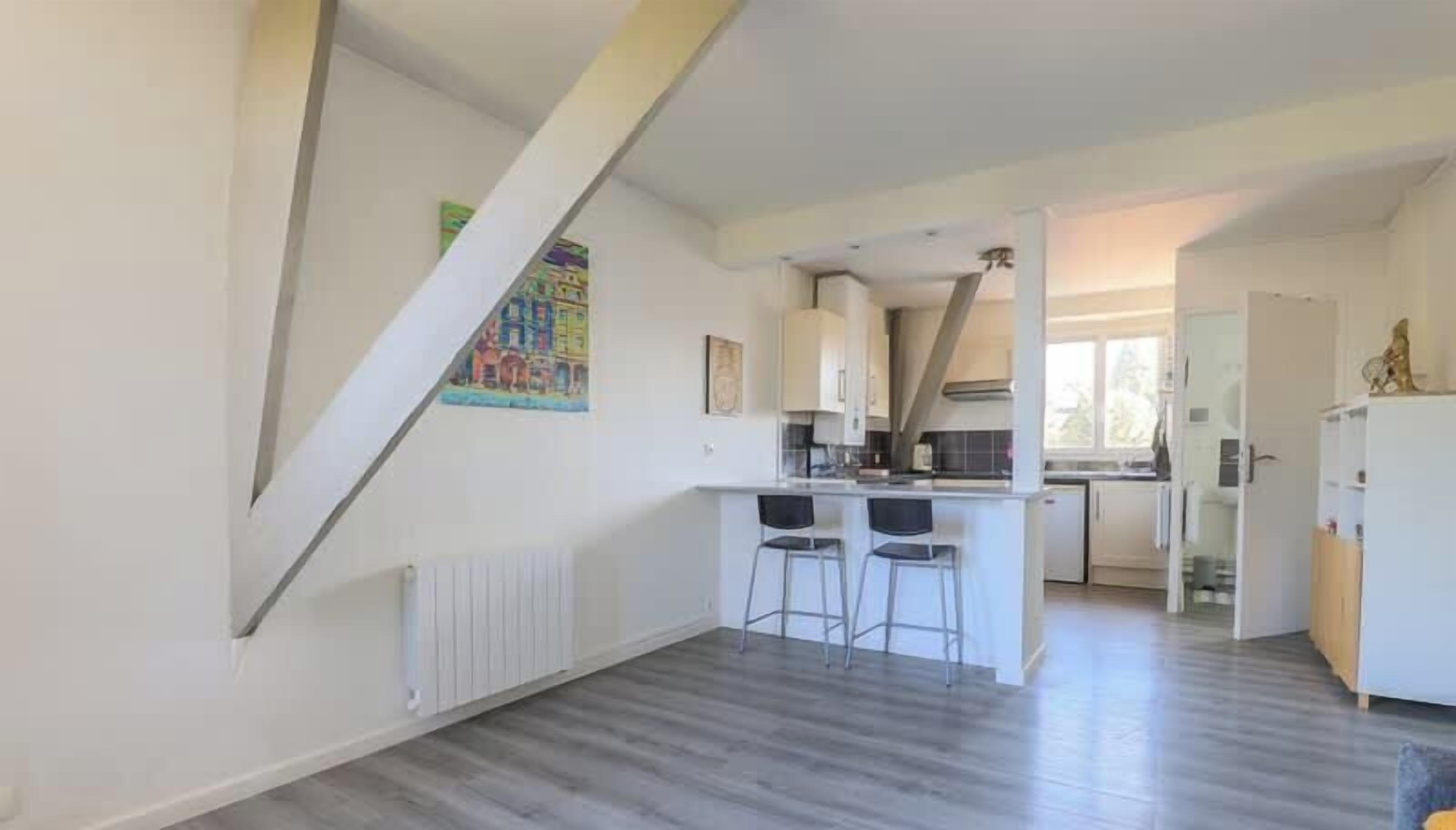 Een microgolfoven, een oven, een koffiezetapparaat/waterkoker