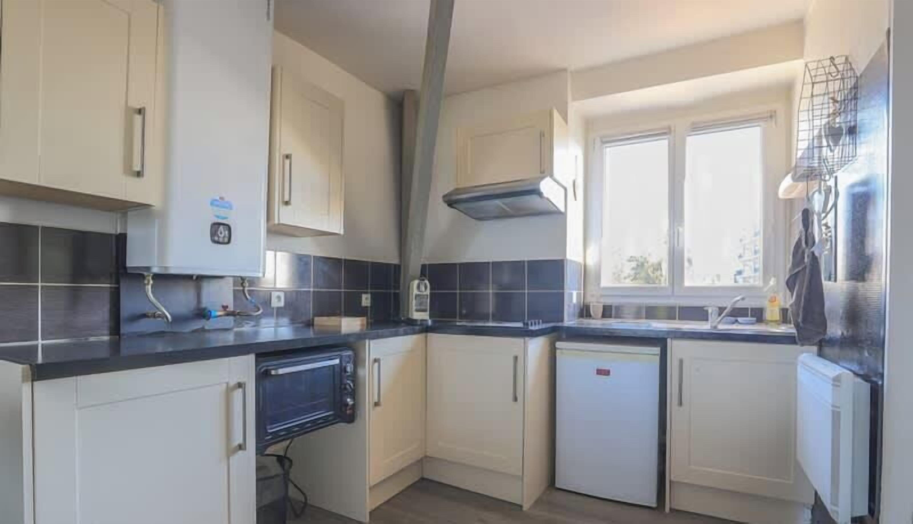 Mikrovågsugn, ugn, kaffe- och tebryggare och grytor/köksredskap