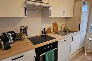 Een koelkast, een microgolfoven, een oven, een kookplaat