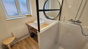 Douche, sèche-cheveux, shampoing