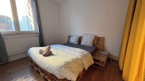 2 slaapkamers, een strijkplank/strijkijzer, reisbedje, wifi